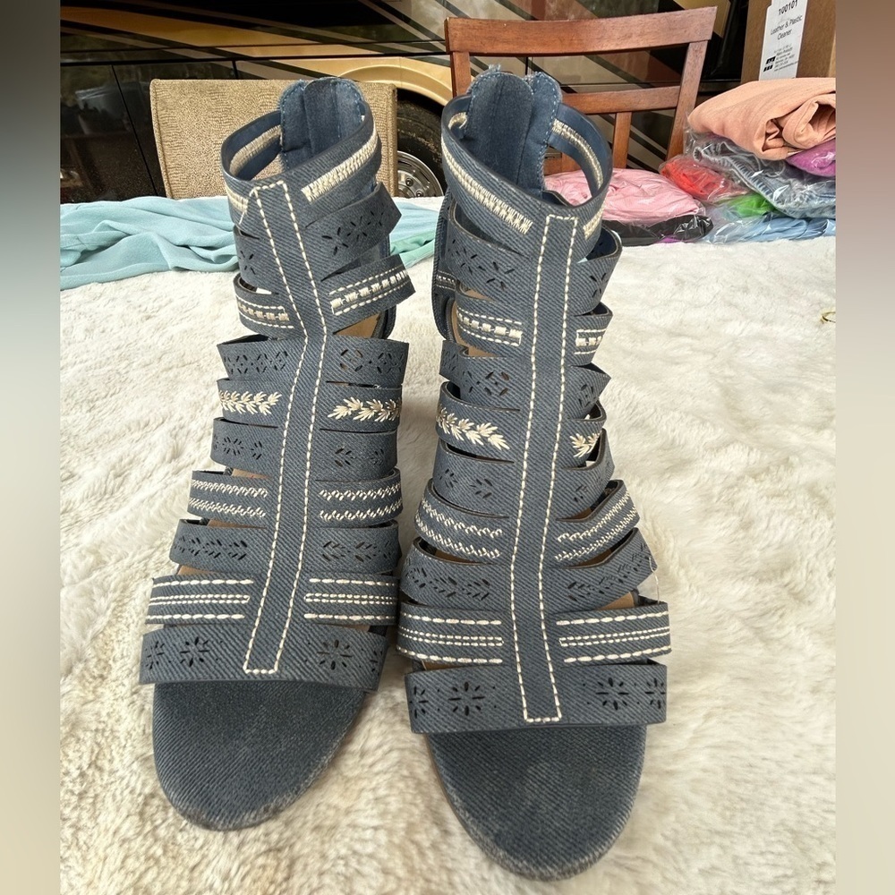 City classified. Sandals. Heels. Back zipper. Size 6. - Picture 3 of 8